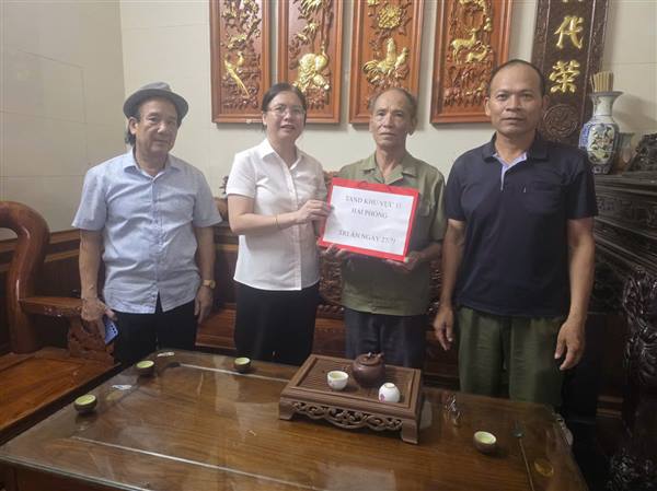 Phó Chánh án Tòa án nhân dân Khu vực 11 thành phố Hải Phòng trao quà tri ân người có công tại xã Yết Kiêu