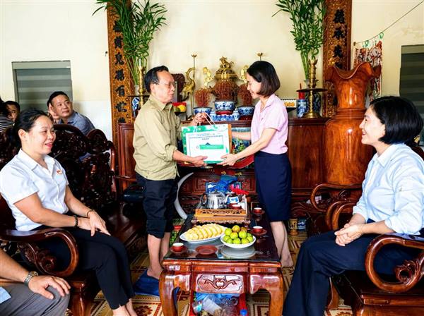 PGD Ngân hàng Chính sách xã hội Gia Lộc thăm hỏi, tặng quà gia đình thương binh, bệnh binh nhân kỷ niệm ngày Thương binh, Liệt sĩ 27/7