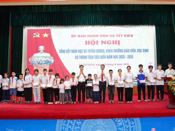 Khuyến học xã Yết Kiêu khen thưởng học sinh trước thềm năm học mới