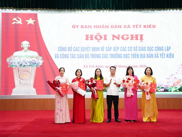 Xã Yết Kiêu công bố các quyết định về sắp xếp các cơ sở giáo dục công lập và công tác cán bộ trong các trường học