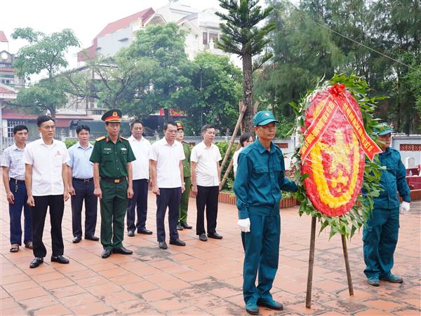 Cán bộ, công chức xã Yết Kiêu viếng Nghĩa trang Liệt sĩ dịp Quốc khánh