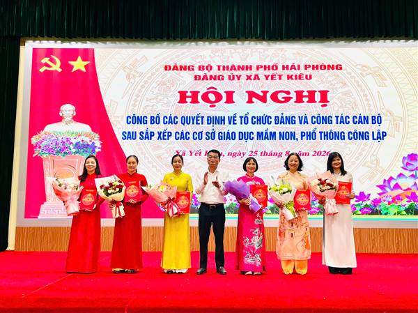 Đảng ủy xã Yết Kiêu công bố các quyết định thành lập tổ chức Đảng và công tác cán bộ tại các trường học