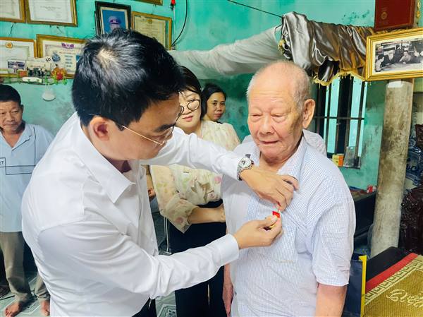 Xã Yết Kiêu trao Huy hiệu 75 năm tuổi Đảng cho đảng viên lão thành
