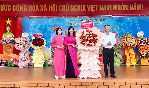 Bí thư Đảng ủy xã Vũ Văn Cấp chung vui ngày khai giảng với tập thể giáo viên, học sinh Tiểu học Yết Kiêu