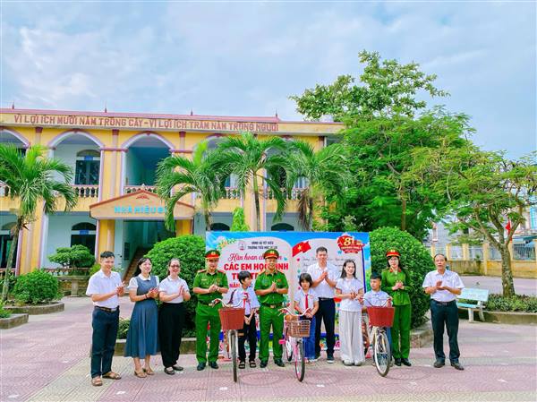 Công an xã Yết Kiêu trao tặng 05 xe đạp, tiếp sức học sinh có hoàn cảnh khó khăn đến trường