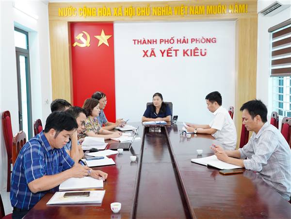 Chủ tịch UBND xã Yết Kiêu làm việc với bộ phận chuyên môn chuẩn bị nội dung cho buổi làm việc với lãnh đạo thành phố về tiến độ thực hiện các dự án