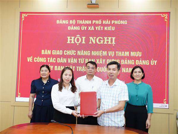 Xã Yết Kiêu bàn giao công tác Dân vận từ Ban Xây dựng Đảng về Ủy ban MTTQ Việt Nam xã