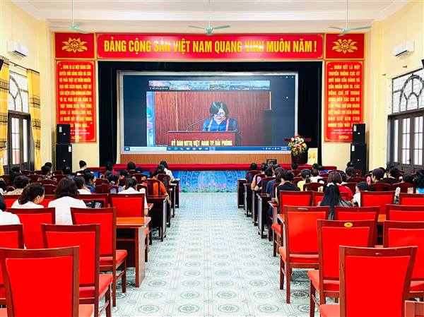 Hội phụ nữ các xã trong khu vực Gia Lộc cũ tham dự tọa đàm phát huy vai trò nữ trí thức trong chăm sóc sức khỏe phụ nữ thời kỳ số
