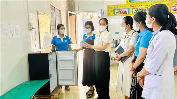 Hội LHPN xã Yết Kiêu giám sát công tác bảo đảm an toàn thực phẩm tại Trường Mầm non Yết Kiêu