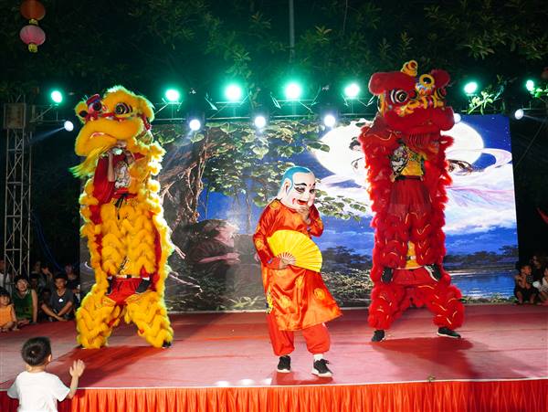 Đêm hội trăng rằm rộn ràng tại Đền Quát, xã Yết Kiêu