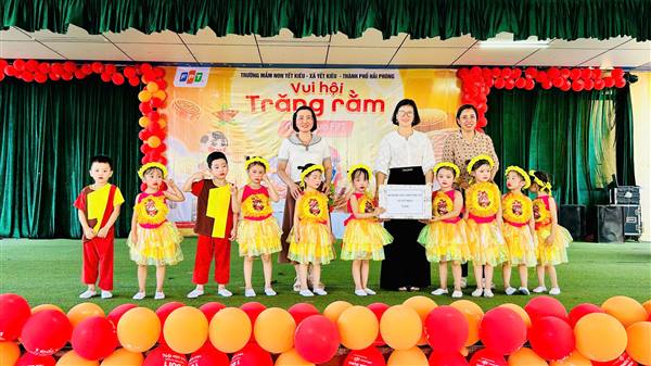 Hội Liên hiệp Phụ nữ xã Yết Kiêu trao quà Tết Trung thu cho trẻ em có hoàn cảnh khó khăn