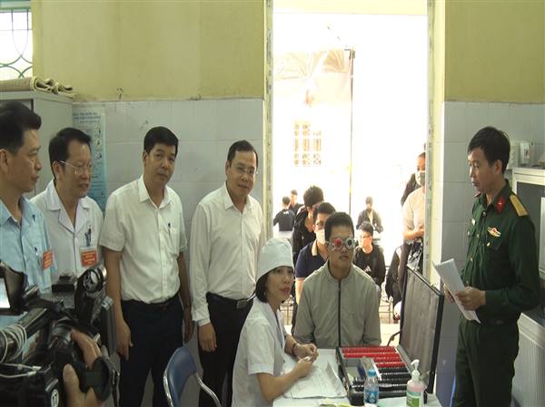 Đoàn lãnh đạo huyện kiểm tra công tác khám tuyển nghĩa vụ quân sự, nghĩa vụ công an nhân dân năm 2025